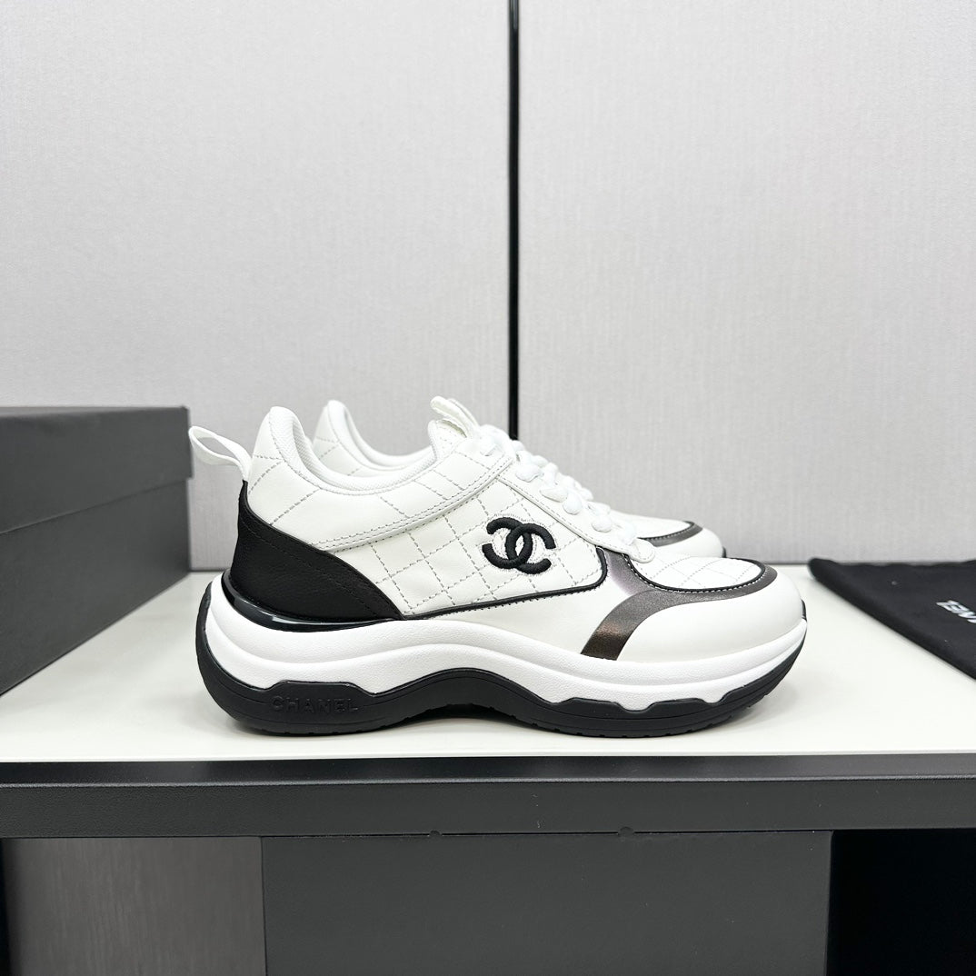 CHANEL SNEAKER IN WHITE MIX BLACK EMBROIDERED LAMBSKIN